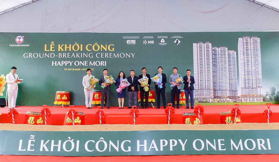 Vạn Xuân Group tặng hoa tri ân các đơn vị đối tác