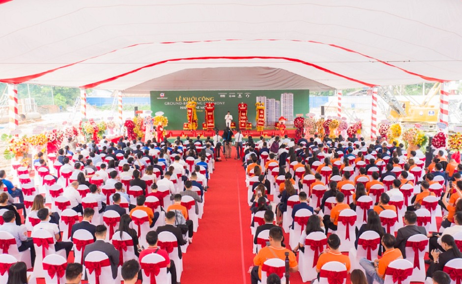 Khách hàng đến tham dự lễ khởi công Happy One Mori