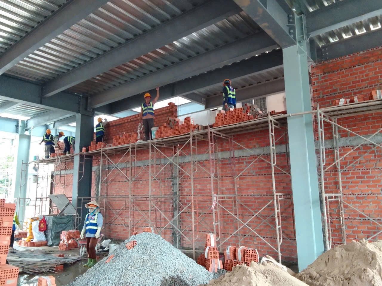 Đội thợ đang ngày đêm xây dựng hoàn thiện nhà mẫu, nhà điều hành dự án Happy One Mori.