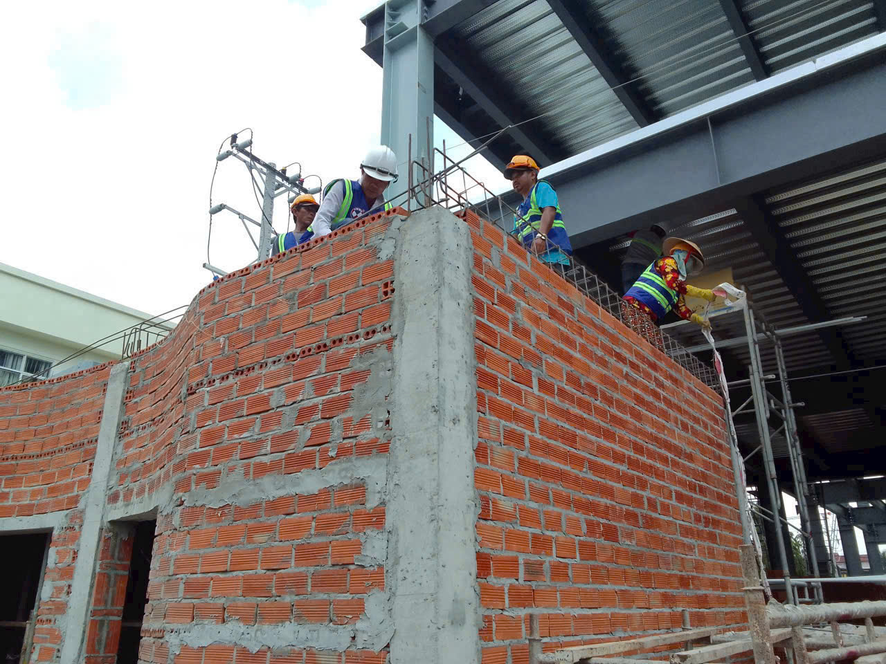 Đang gấp rút tiến hành xây dựng nhà điều hành dự án Happy One Mori