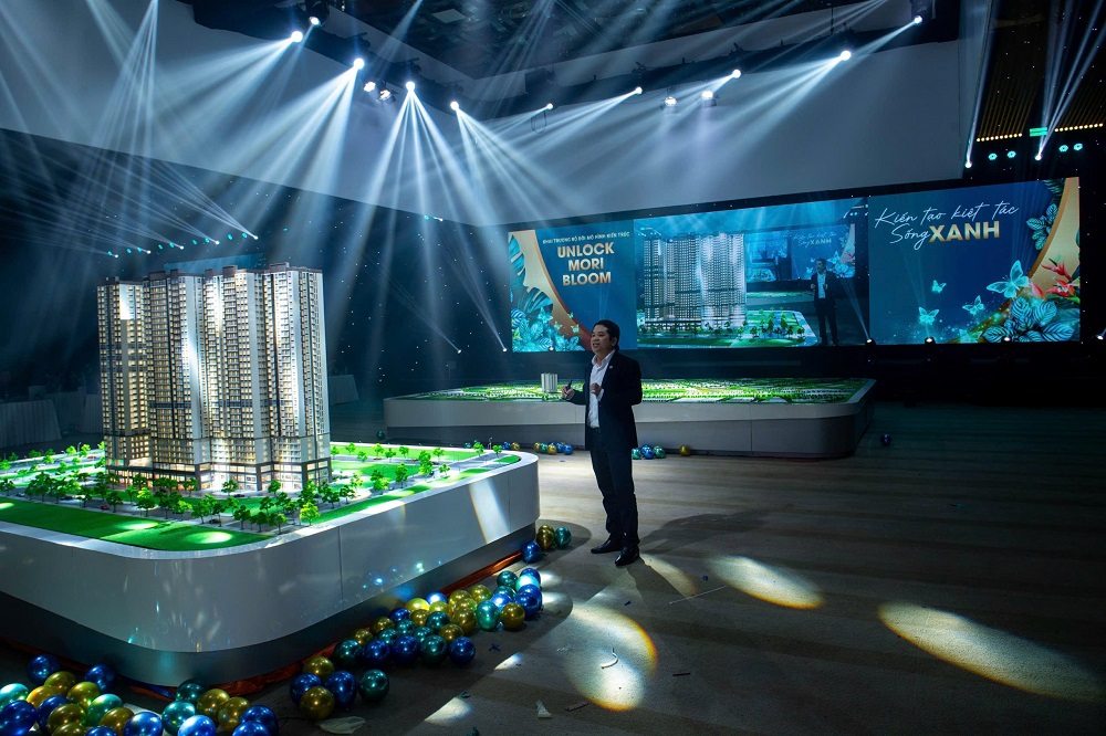 Chuyên viên giới thiệu thông tin sa bàn Happy One Mori